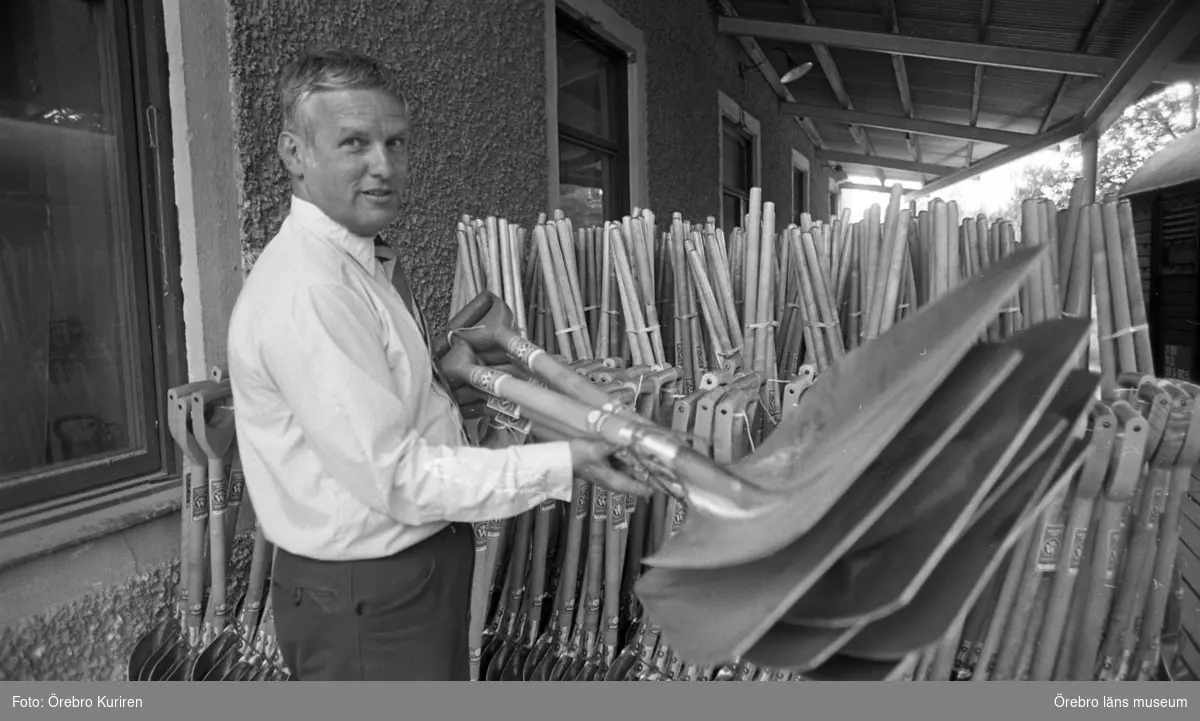 Vedevågsbruk 3 augusti 1974.
Exportchef Gunnar Muhr visar en lättmetallskyffel vid Handredskapsfabriken.