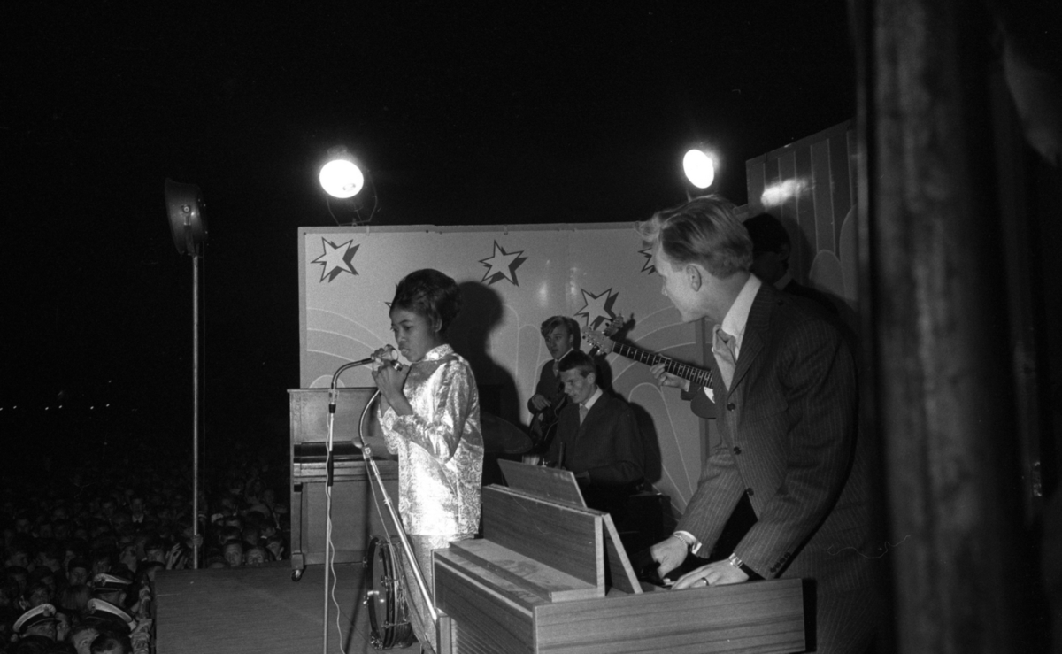 Natt 700 14 juni 1965.

Örebro stad firar 700-årsjubileum.
Sångerska med musikgrupp underhåller publiken. Hon heter Millie Small och var känd med låten My Boy Lollipop.
