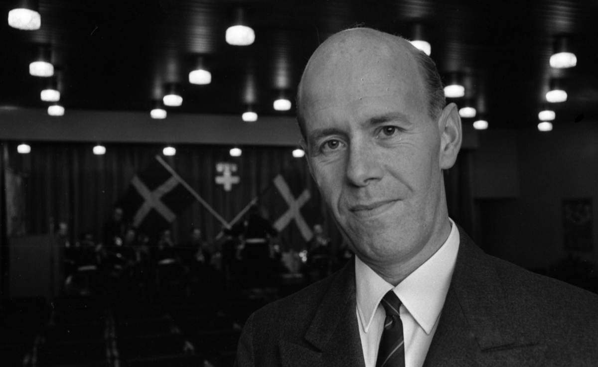 Major Holm, Lions 1 december 1967. 
Personen på bilden är generalmajor (senare generallöjtnant) Karl Eric Holm (1919-2016). Vid fototillfället 1967 var han stabschef i Bergslagens militärområde (1966-1968).