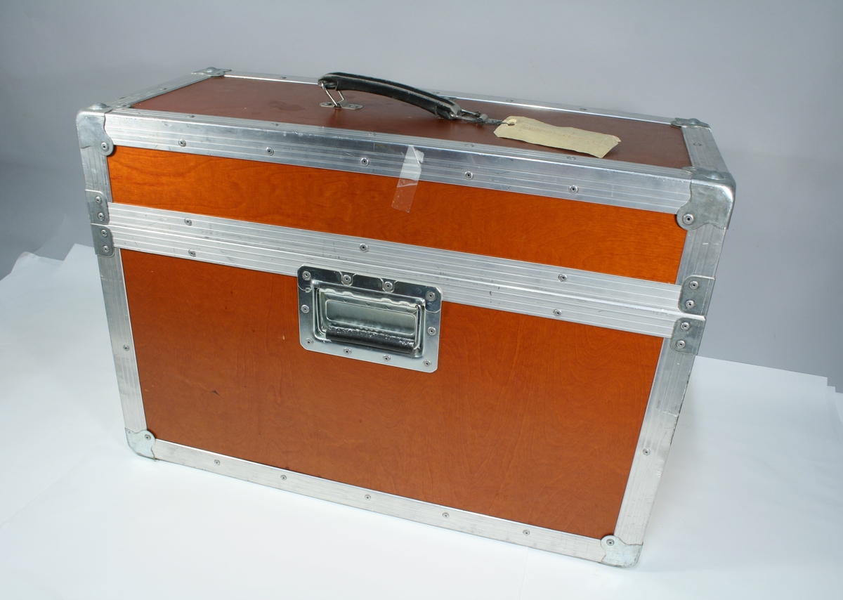 Kofferten inneholder flere mindre esker med 4 Astrolite hodetelefoner og et mindre headset til båndopptaker. En mengde kabler. En høytaler. En kassettspiller. En telefon med ledning.