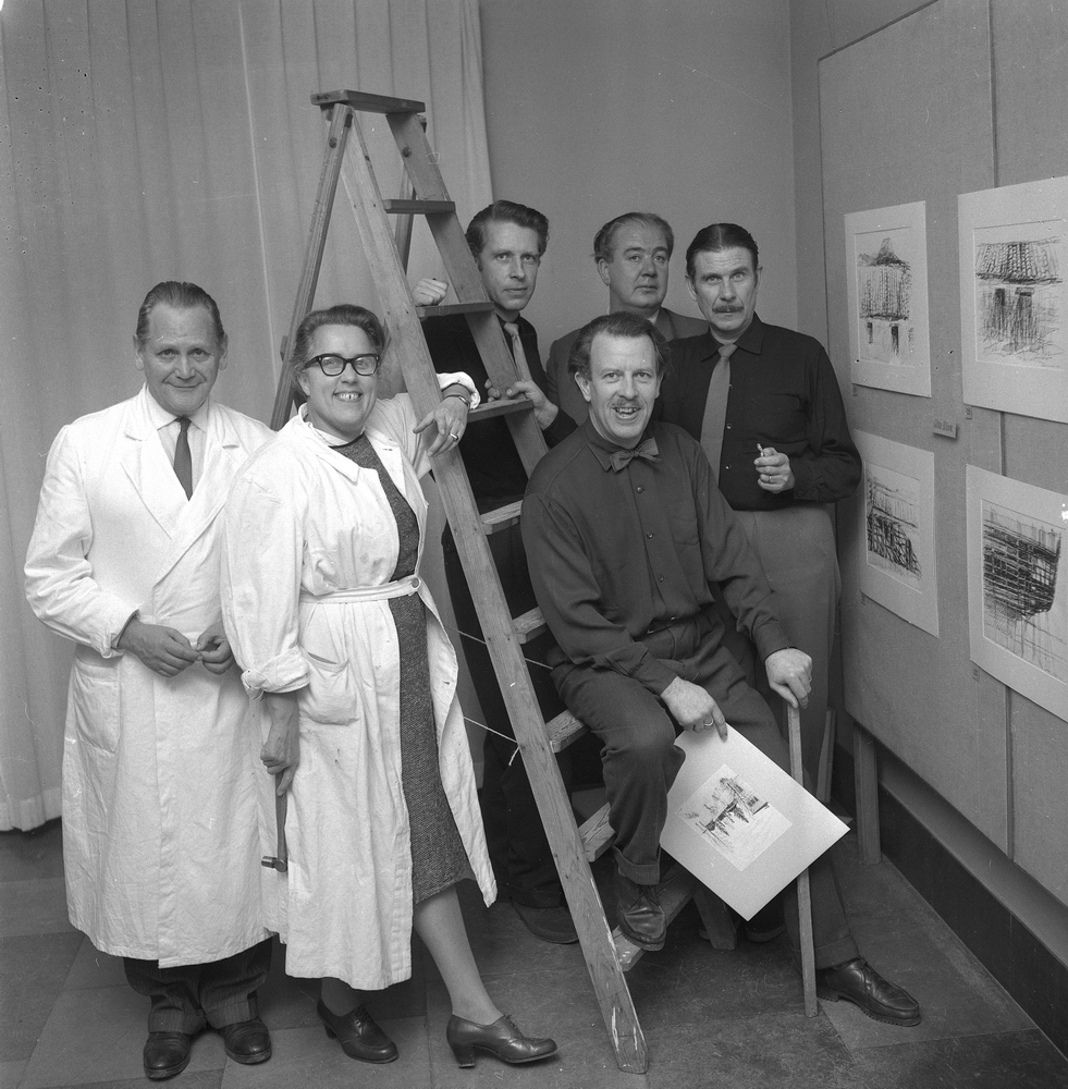 Upphängning av länets konst.
29 oktober 1959. 
Nr 2 från vänster: kvinnan är konstnären Inga Berg, nr 2 från höger längst bak är konstnären Harry Thomander, sittande på stegen är konstnären Walter Holmström.