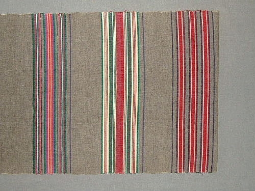 Bolstervarsprov i olika randningar och olika färgställningar. Varp i bomull och inslag i ullgarn. Vävdes för en inventering på 1940-talet.