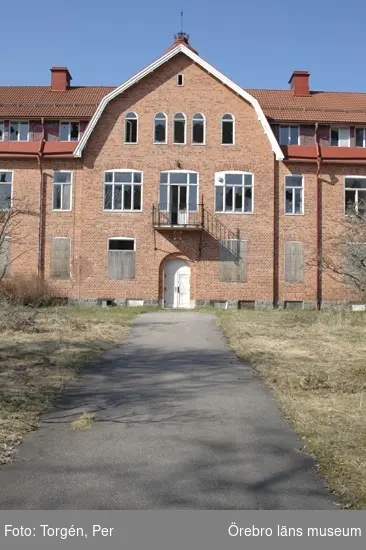 Dokumentation av Garphyttans sanatorium, södra fasaden.
27 april 2005.