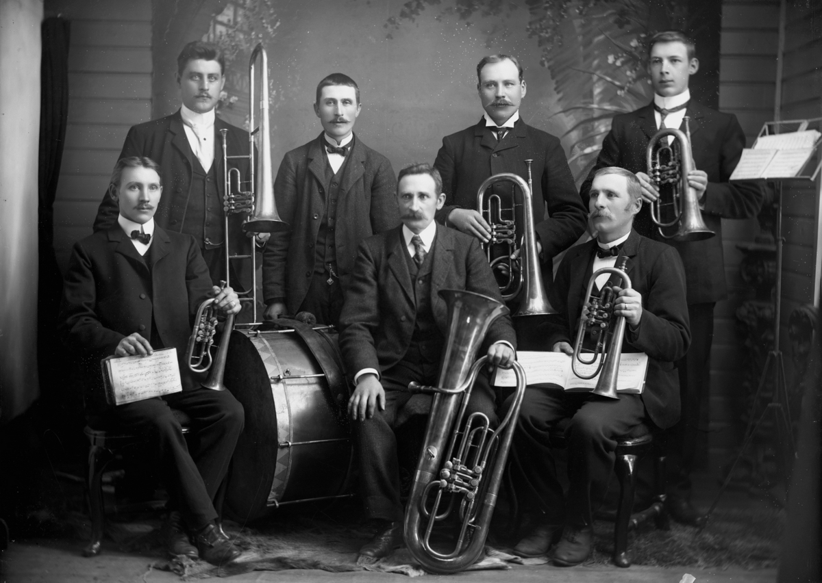 Svennevads musikkår 1908.
(Identifieringen av personerna finns i Erik Hallbergs skrift "Svennevads musikkår")
