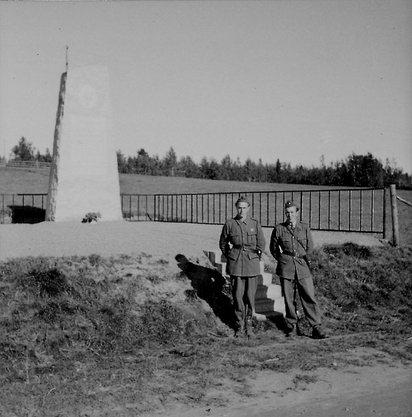 Två militärer vid minnesstenen (riksgränsen), Armasjärvi.