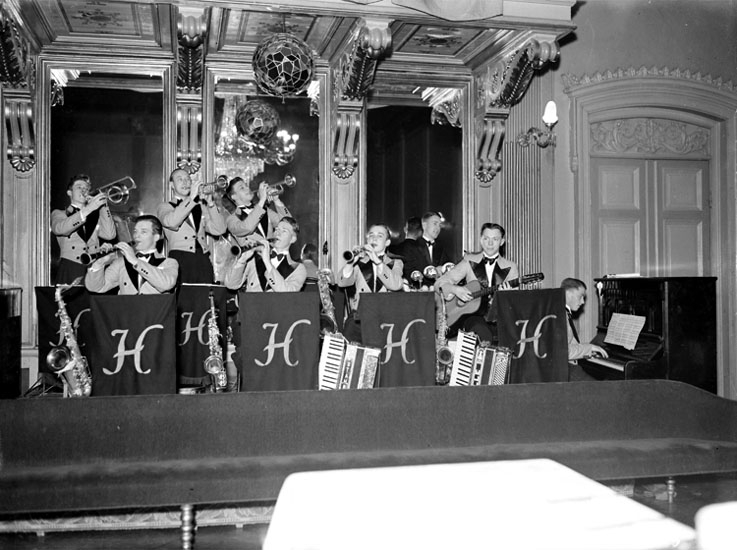 Harlems orkester, nio män med musikinstrument.