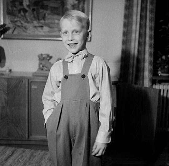 Rumsinteriör, en pojke.
Lasse Eriksson, Sixten Erikssons son.