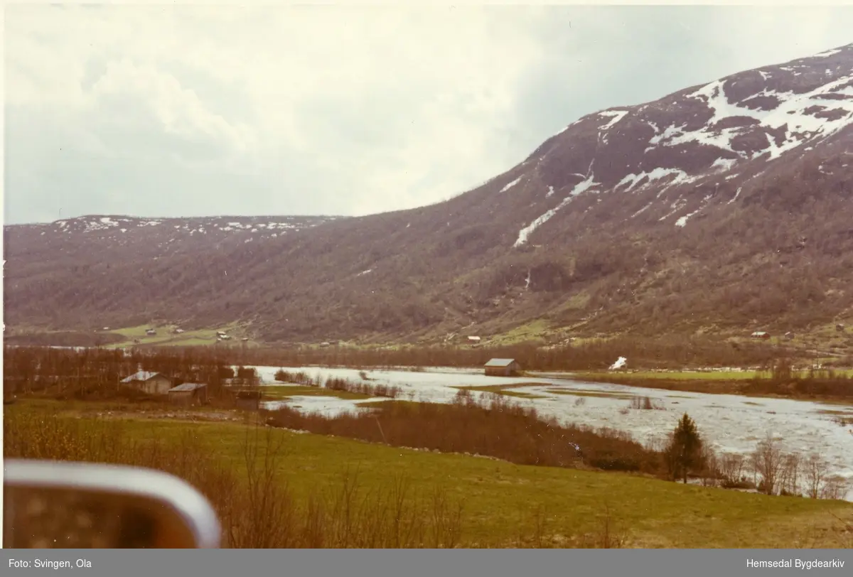 Flaumstor elv i Grøndalen i Hemsedal i pinsehelga 1971. Stølsområda Fagerset og Slette i bakgrunnen