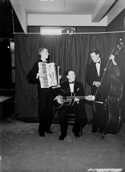 Gustav Fagrells orkester, tre män med musikinstrument.