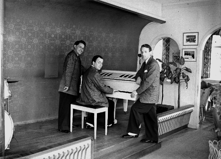 Glada Potpuriet orkester, tre män med musikinstrument.