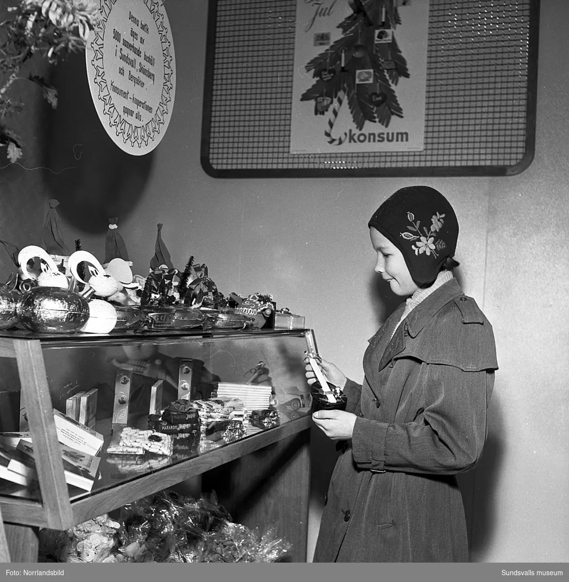 Premiär för konsums snabbköpsbutik på Vallgatan 10, Östermalm.
På första bilden är det fru Lundberg som väljer ut en bit ost.
