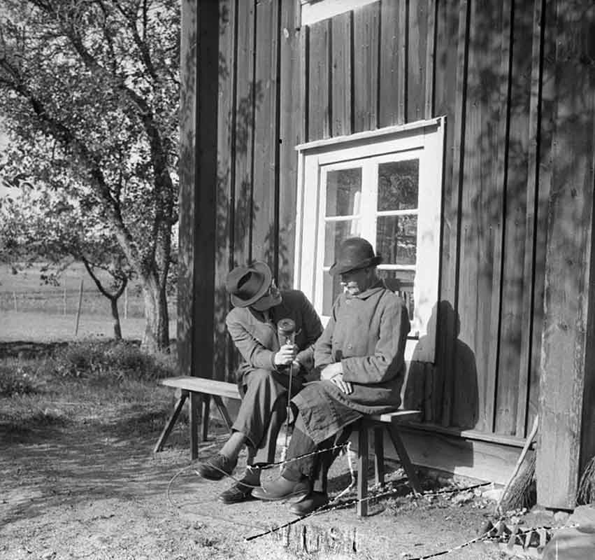Bostadshus, två män utanför huset. Intervju.
Skomakare C. O. Hall.
5 oktober 1943.