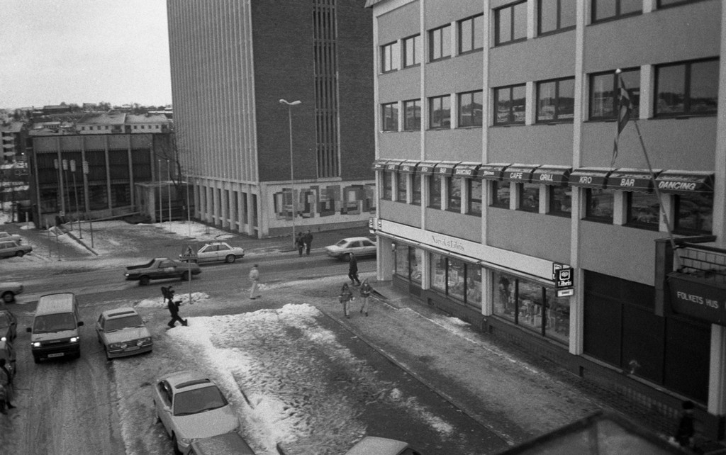 Folkets Hus med Narvik Libris i forgrunn. Utestedet "Malmen" annen etasje. Narvik Rådhus i bakgrunnen.