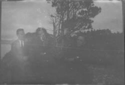 Tre menn og en kvinne.