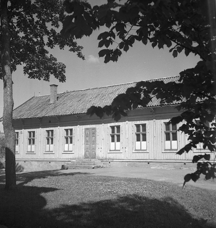 Bostadshus. Skolgatan 1, Askersund.
Gamla  gymnastiksalen på Norra bergen, i Askersund.
Bilden tagen mellan 
juli - december 1956.