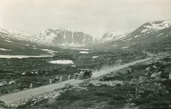 Album fra 1918-1934, "Snebrøyting." Geirangervegen 1925.