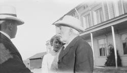 Tre generasjoner Mathiesen: den yngste er Celina i midten, s