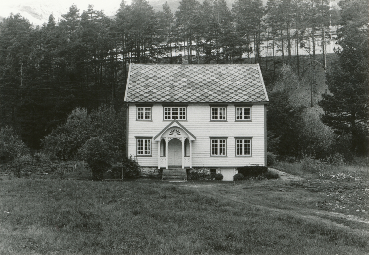 Prospektfotografi av et eldre hus i Valldalen.