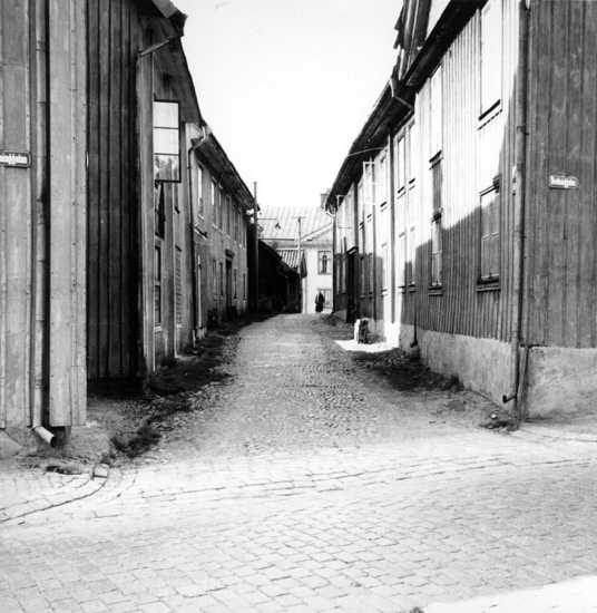 "Gamla söder" i Örebro, troligen i slutet på 1950-talet.
Bostadshus, Näbbgränd mellan Drottninggatan och Kyrkogårdsgatan 16, i fonden Hamiltonska huset (återuppfört i Wadköping).