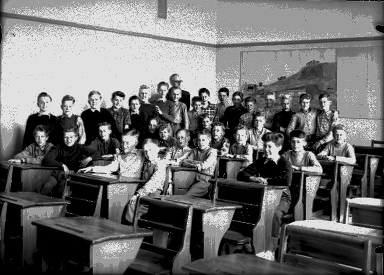 Engelbrektsskolan, klassrumsinteriör, 32 pojkar med lärare Simon Lund.
Klass 6F, sal 10.
