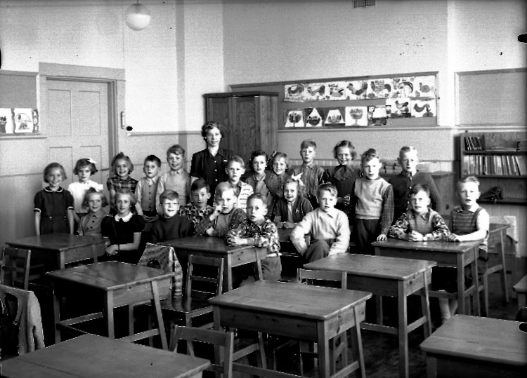 Almby Södra skola, klassrumsinteriör, 22 skolbarn med lärare fru Ingborg Tedner.
Klass 2ar, sal 4.