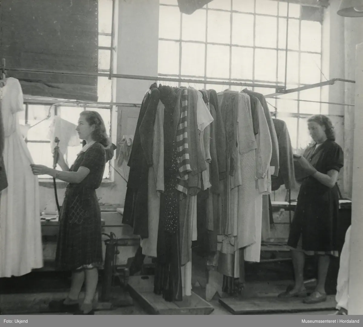 Kvinner på arbeid på avdeling for flekkbehandling ved Wilhelm Kahrs Kemisk Renseri & Farveri, Bergen.