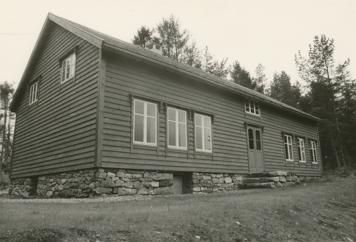 Dokumentasjons-serie av flyttinga av Ytterlandstova til Sunnmøre Museum våren 1977.