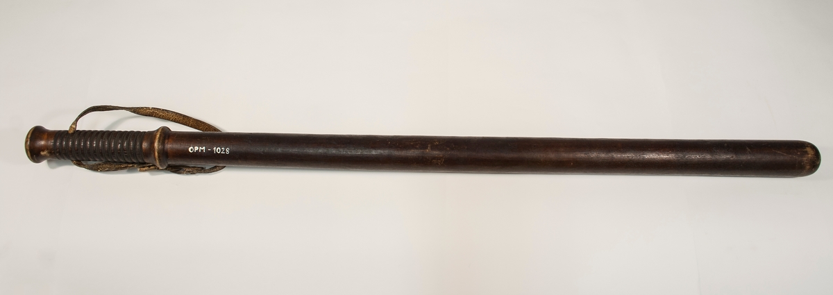 M/1931. De øvre 14 cm på køllen har riller og danner håndtak. Køllerem av svinelær.