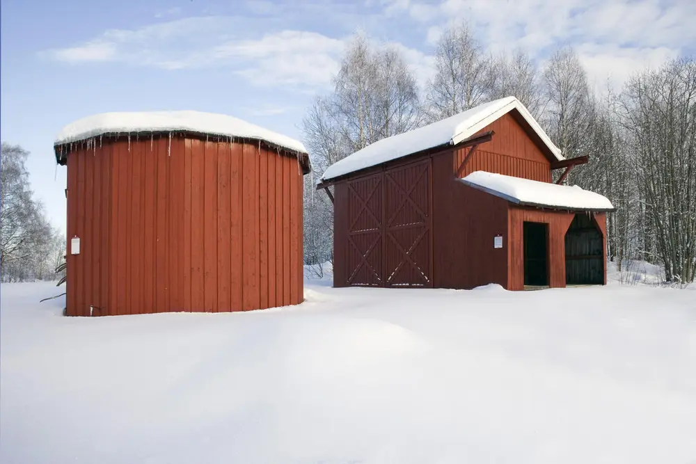 To røde hus som ble brukt som stasjon for værmåling