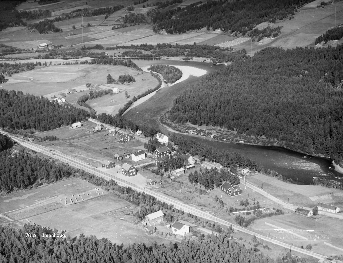 Dovre kommune, Dovreskogen, Brennhaugen, Det store hvite bygget på utsiden av riksvei 50 ved elva er Furulund pensjonat, som brant i 1940. Det mørke huset med lyse vindusrammer er Skogheim