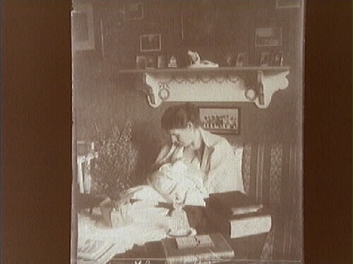 Rumsinteriör, en kvinna och en liten flicka.
Gerda Thermaenius med dottern Maj.