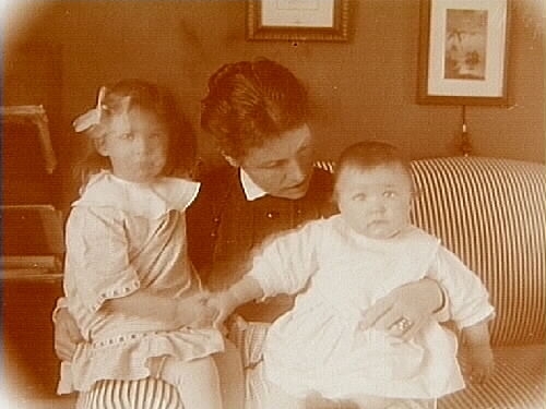 Rumsinteriör, familjegrupp tre personer.
Gerda Thermaenius med barnen Maj och Sven.