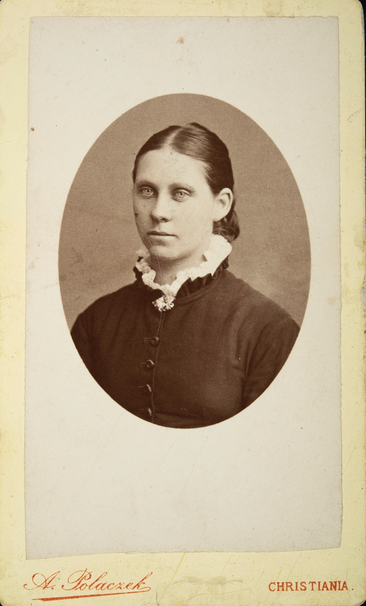 Østre Dystvoll (82/5). Nicoline (Lina) Gundersdatter (1860-1910) gift med Jens Halvorsen Dystvoll.