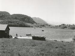 Prospektfotografi av brakkvannet Storevalen i Solevåg. I van