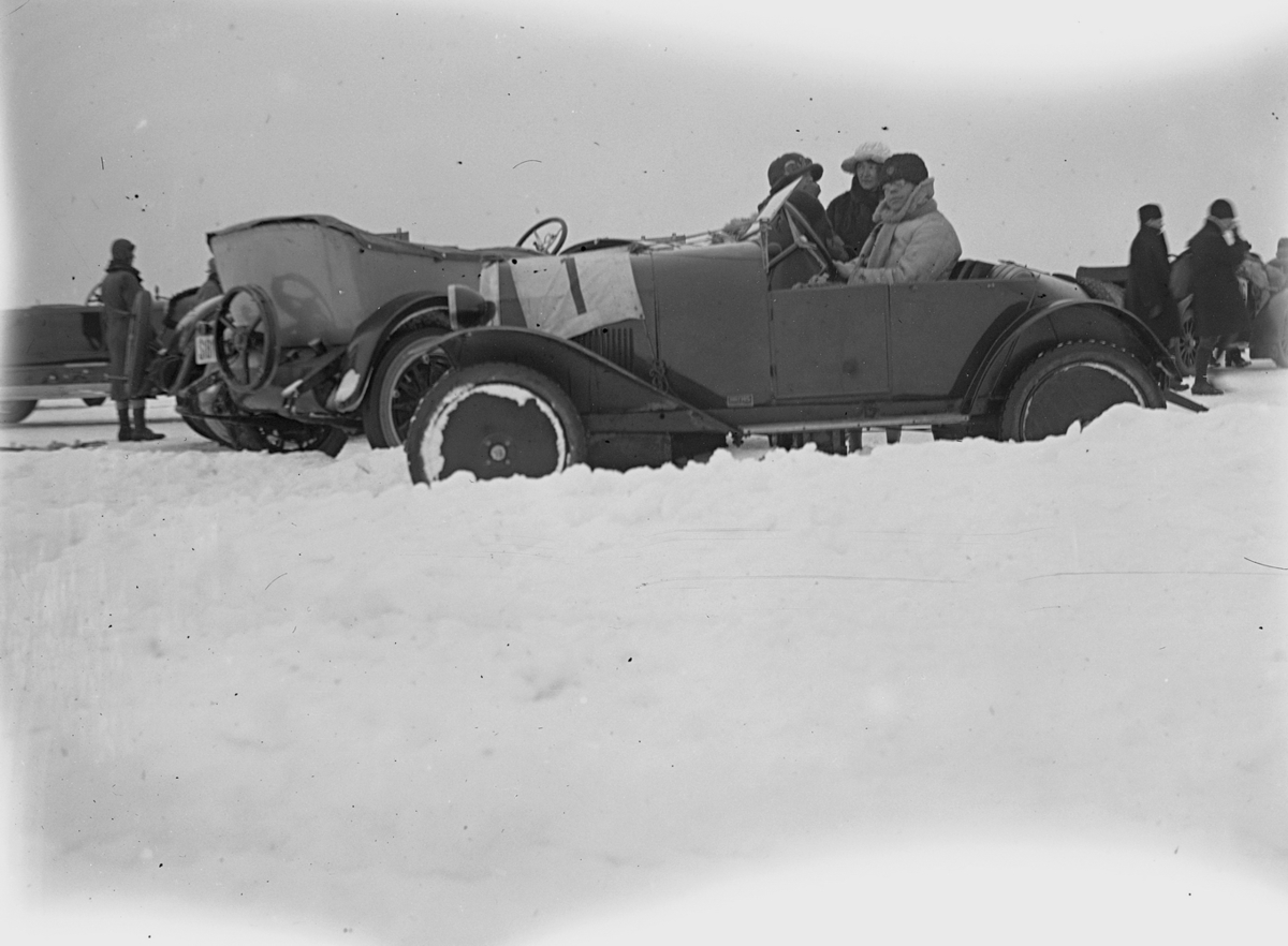 Biltävling på Hjälmaren den 17 februari. 
Bilen med startnummer 1 är en Mathis Type P. Detta var en modell som tillverkades 1921-25 och hade en motor på blott 6 hästkrafter. I gengäld var bilen tvåsitsig och hade en låg vikt på cirka 350 kg. Bilen på bilden hade reg.nr. T2251, som inregistrerades den 30:e juni 1923 och ägdes då av advokat Sten Forsblad, Örebro. År 1930 fanns den fortfarande kvar i bilregistret, numera ägd av montör Herman Emanuel Sandström, Örebro.