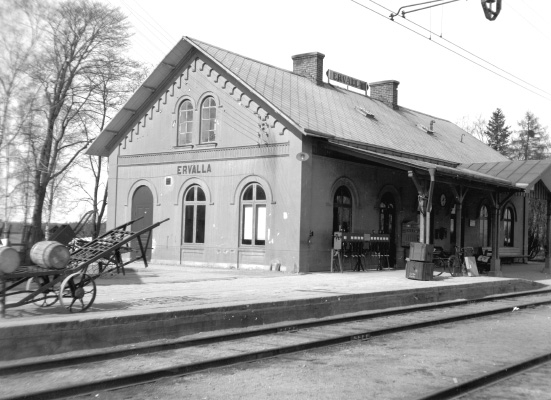 Ervalla stationshus, Axberg socken i Örebro kommun. 
Stationsinspektör 1933-1934 var Sigurd Torbrand.