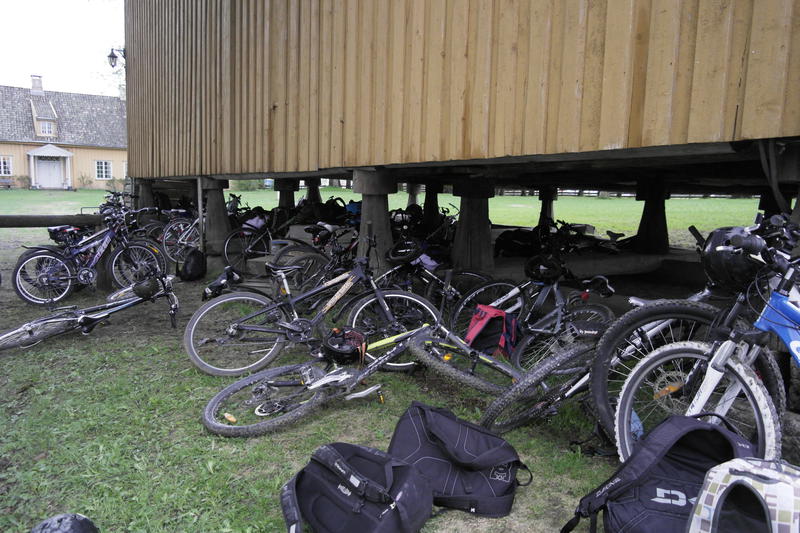 Mange sykler som er parkert og slengt under og rundt stabburet på Huseby. (Foto/Photo)