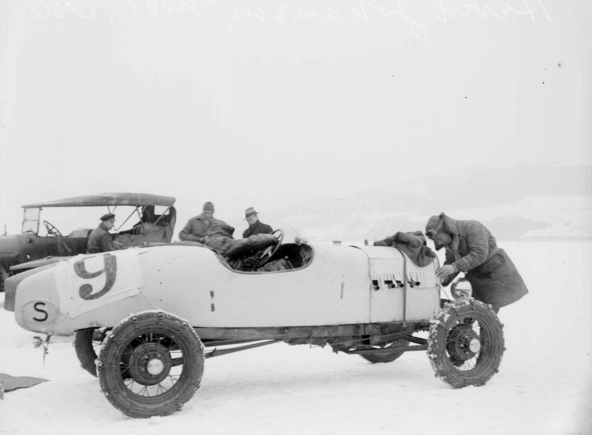 Mjøsløpet 1933, K N A, Oslo. Bilen er en svenskregistrert Ford A, årsmodell 1930-31 med spesialkarosseri