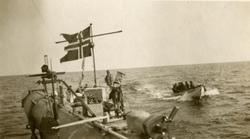 Torpedobåt 2. klasse 'Kjell' (b.1912), med livbåt på slep