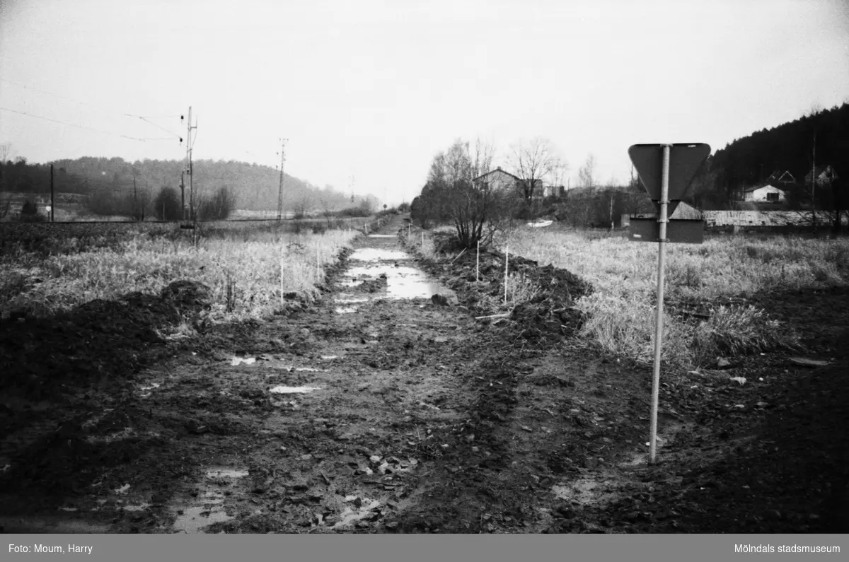 Byggnation av GCM-väg mellan Rävekärr och Kållered, år 1984.

För mer information om bilden se under tilläggsinformation.