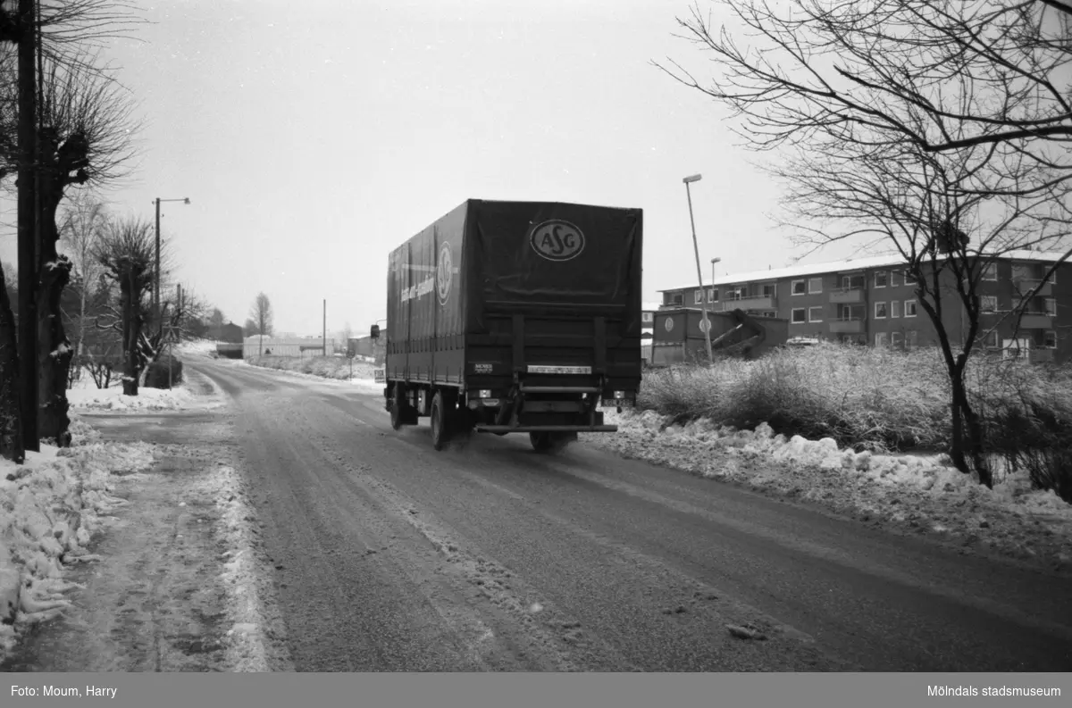 Trafik på Streteredsvägen i Kållered vintern 1984.

För mer information om bilden se under tilläggsinformation.