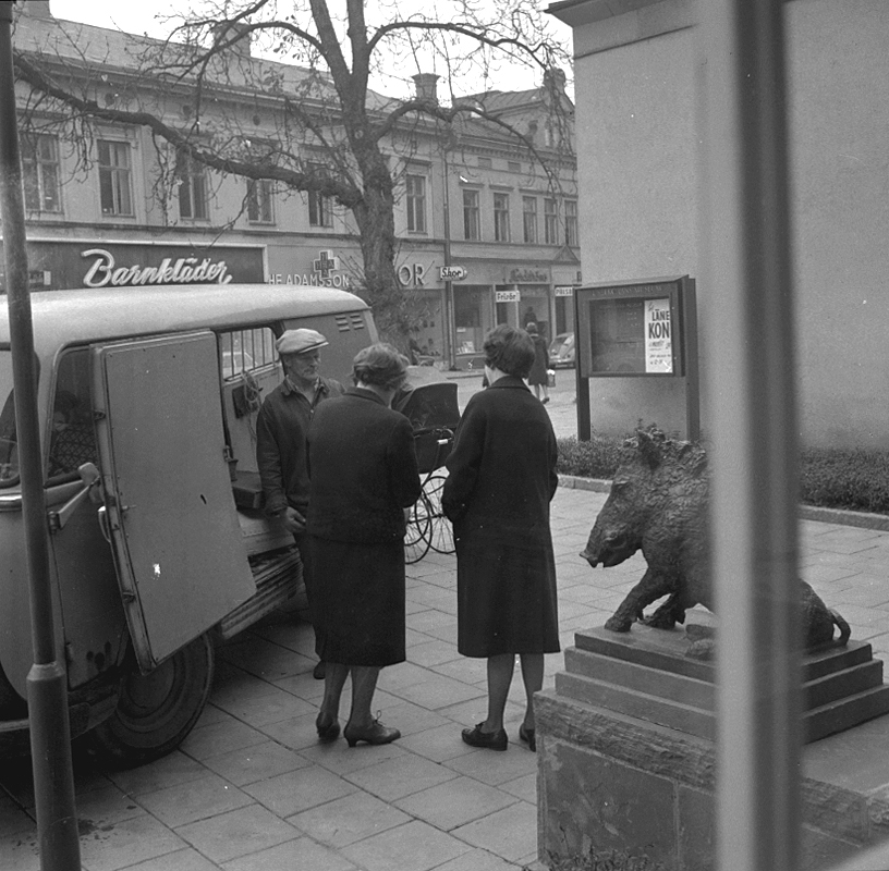 Örebro läns museum, tre personer.
Lumpsaml.  och landsantikvarie och antikvarie.
November 1964.