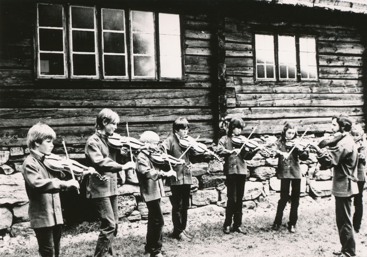 Diverse motiv fra Museumsdagen ved Sunnmøre Museum 1983. Nørvasund Skolekorps, Felemusikantene "Måltrosten", medlemmer fra dyreklubben og forskjellig håndverk utført av Willy og Lillian.