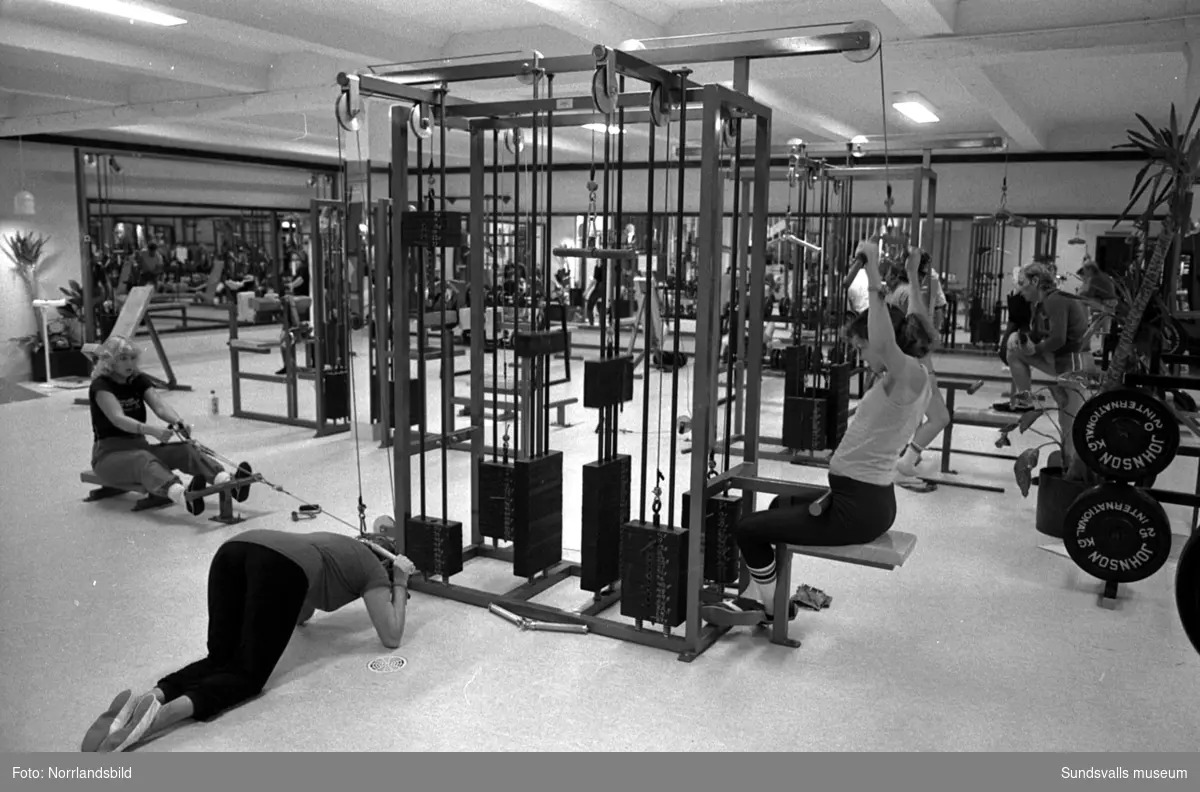 Ego hälsostudio. Interiörbilder med tränande tjejer och killar 1982.