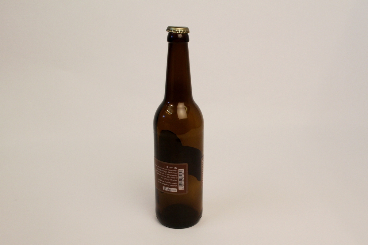 Begge flaskene er av brunt glas og med volum innhald på 0,5 liter.
To typar Slogen øl; Slogen lys ale med gul etikett og Slogen brown ale med lys blå etikett. Begge med motiv av fjellet Slogen på etiketten.