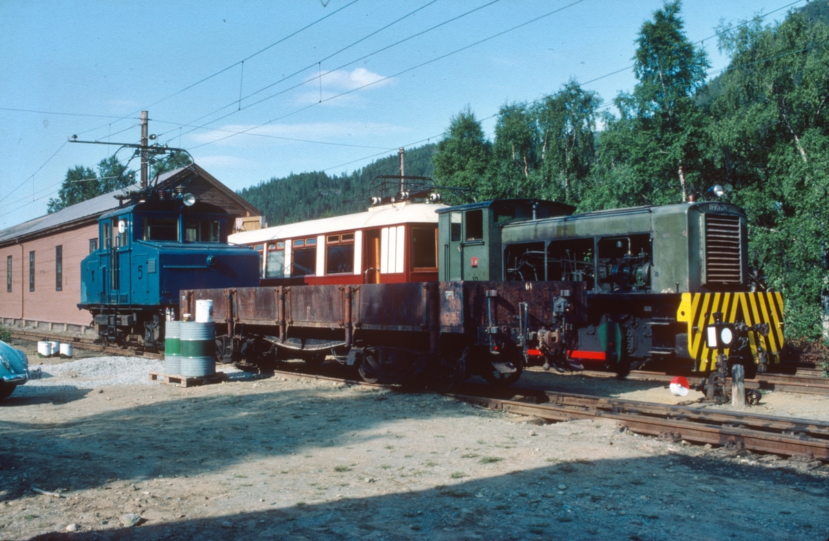 Klargjøring av rullende materiell til den nye museumsjernbanen. Ellok nr. 5, Kongevogna og diesellokomotiv nr. 10.