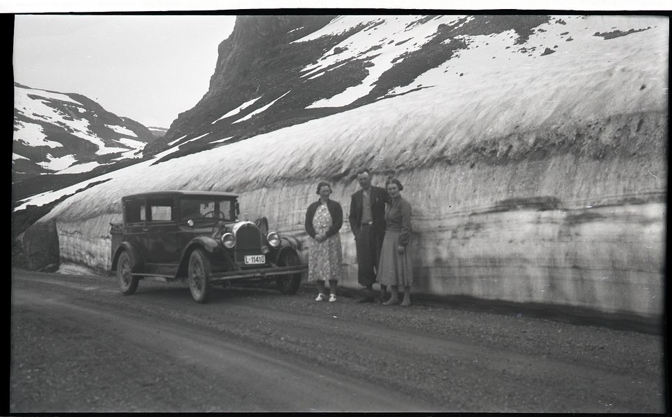 Ved snøfonna i Dyrskar. Eldbjørg Netland f. Taksdal (1906 - 1999) nærast bilen.