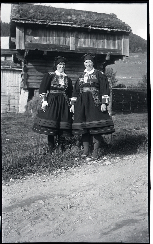 Tur til Sørlandet 1935. Marie og Eldbjørg Netland f. Taksdal (1906 - 1999) i Setesdalsdrakt.