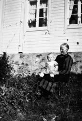 Fina Rønneberg med Randi  på fanget.. Rubbestad, Tranøy ca 1