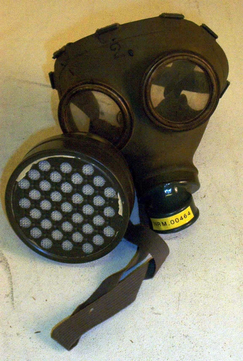 Gassmaske.
To deler: maske, filterpatron